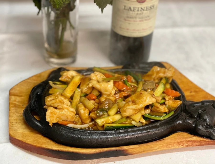 Pechuga de pollo salteada al estilo mongol en plancha caliente