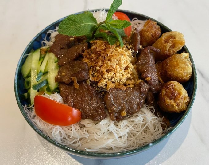 Bo bun Chagio: rice vermicelli with beef and spring rolls