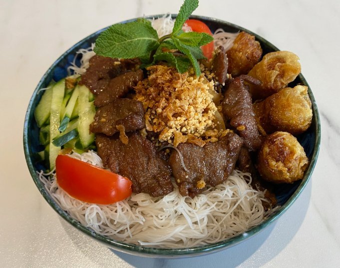 BO BUN Chagio : vermicelle de riz au bœuf et nems