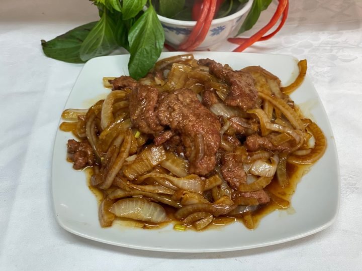 Stir-fried beef with onions