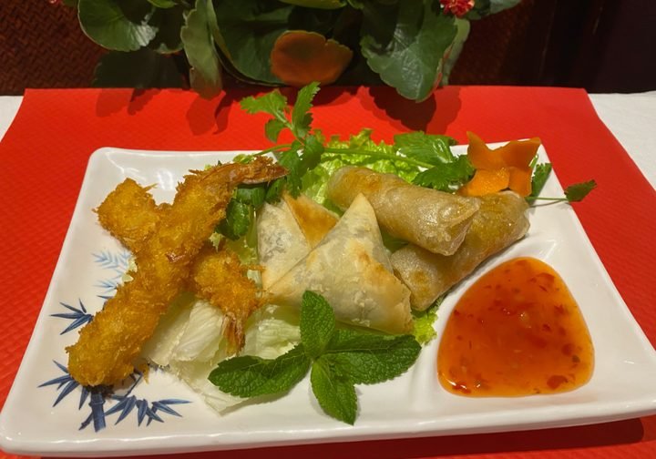 Crispy selection: 2 spring rolls, 2 fried prawns, 2 samosas