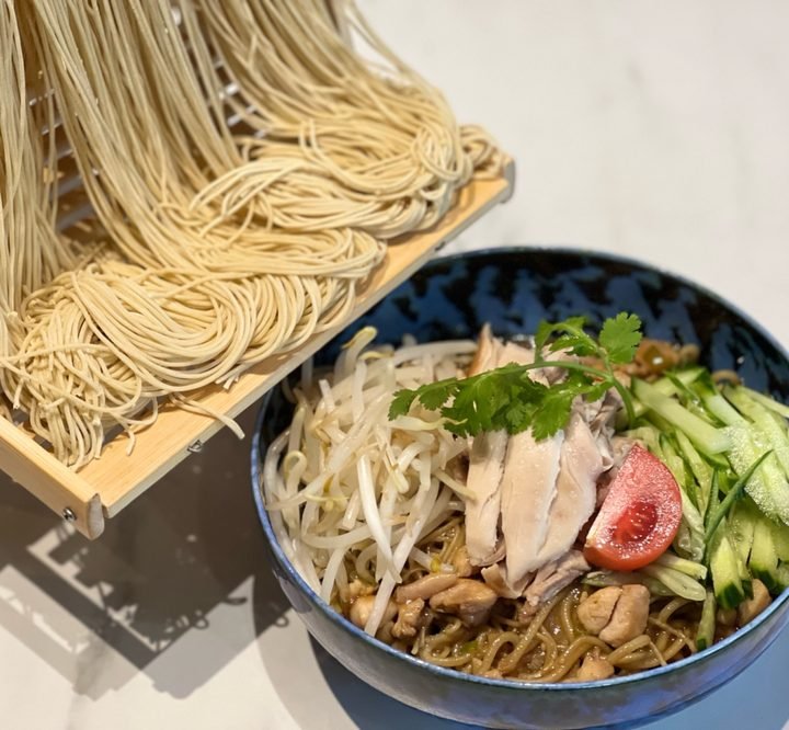 Chinese noodles with soya cream and chicken