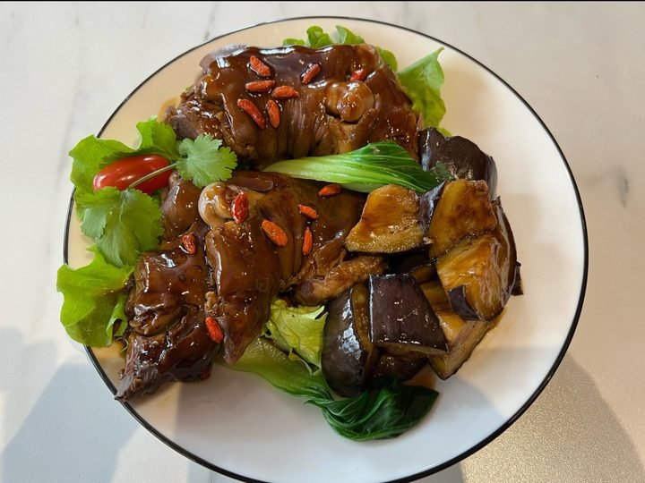 Confucius-style braised pig’s trotters