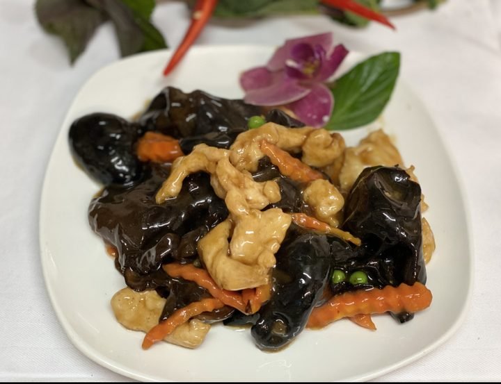 Stir-fried chicken with black mushrooms