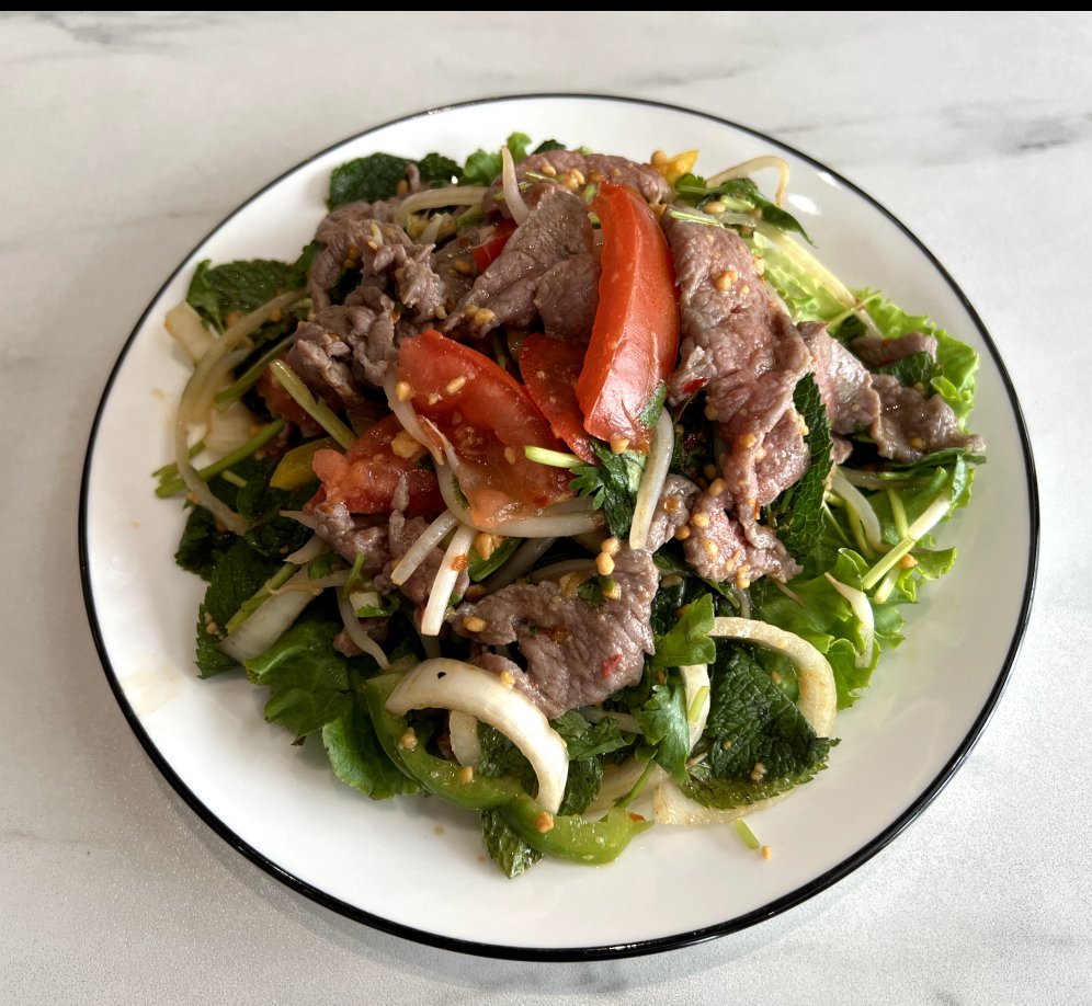 Salade de bœuf épicée (fraîcheur de pousse de soja, oignon, poivron, tomate, coriandre, menthe, cacahuète, piment maison)