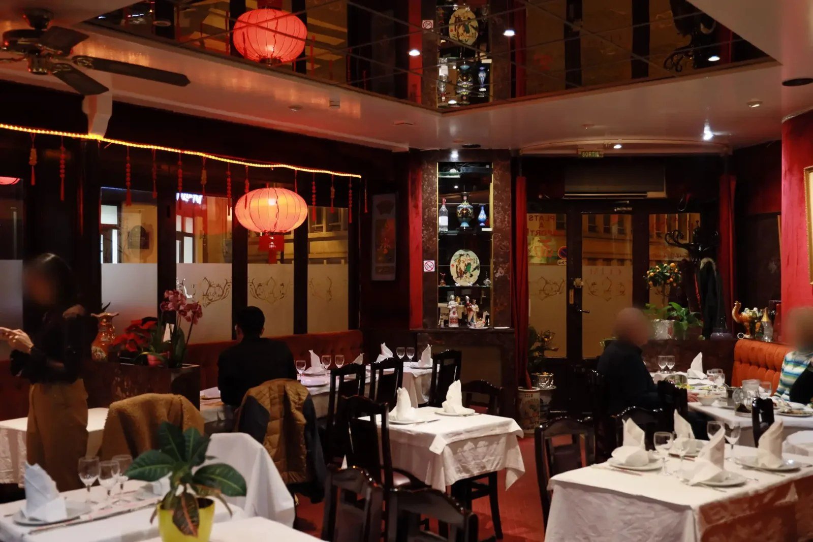 The Mandarin de Paris dining room and its red lanterns