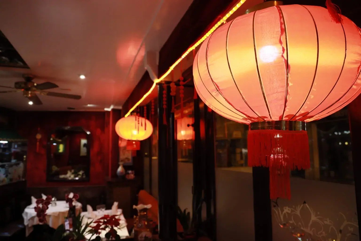 The red lanterns of Mandarin de Paris