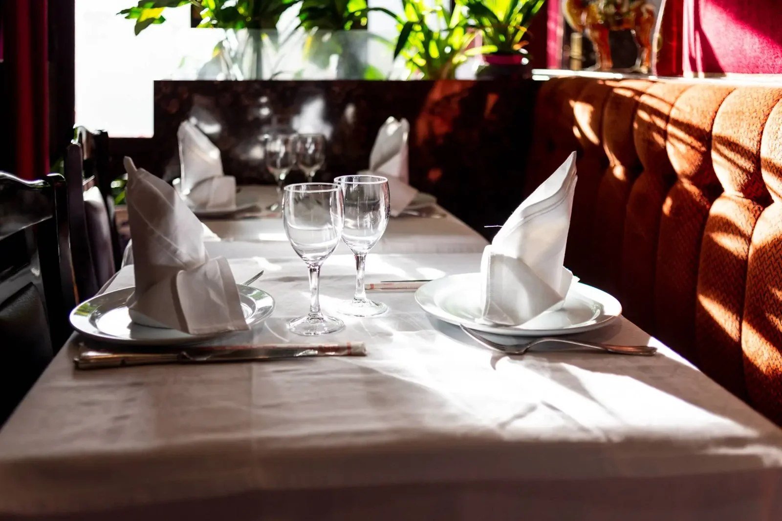A table set for lunch in the Mandarin de Paris dining room